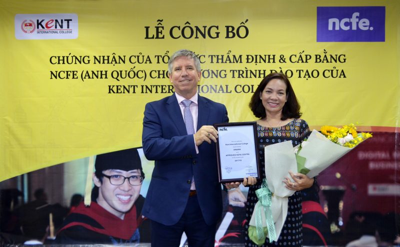 Tổng lãnh sự quán Anh tại TP.HCM trao chứng nhận NCFE cho Kent International College