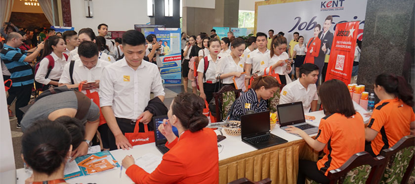 JOB FAIR 2019 - HÀNG TRĂM SINH VIÊN TIẾP CẬN VIỆC LÀM CHẤT LƯỢNG