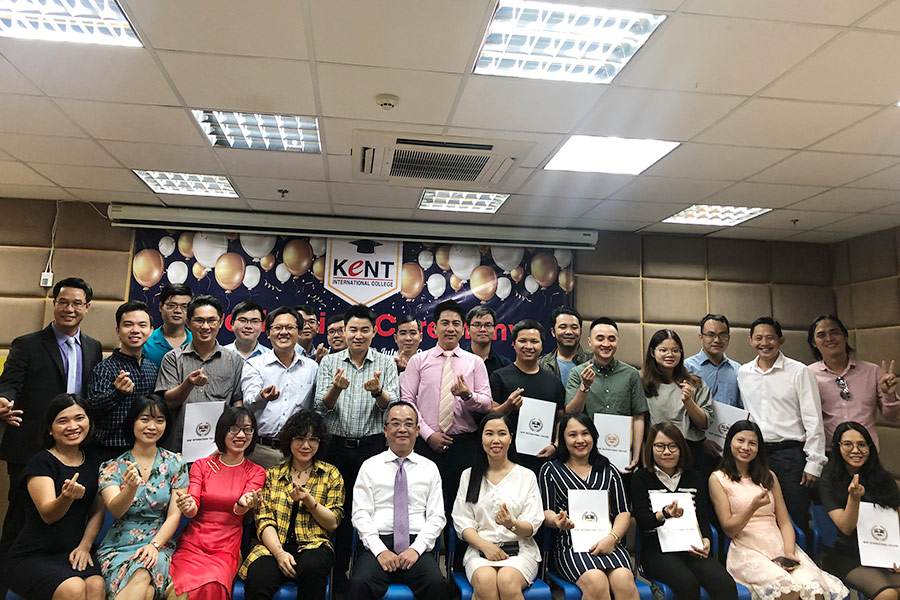 Hơn 50 học viên tốt nghiệp các khoa chuyên viên Quốc tế trường CĐ Quốc tế Kent